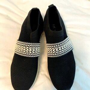 Ladies Cloth Black and Pearl tennis shoe